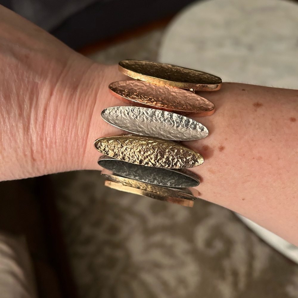Multi tone hammered metal stretch bracelet